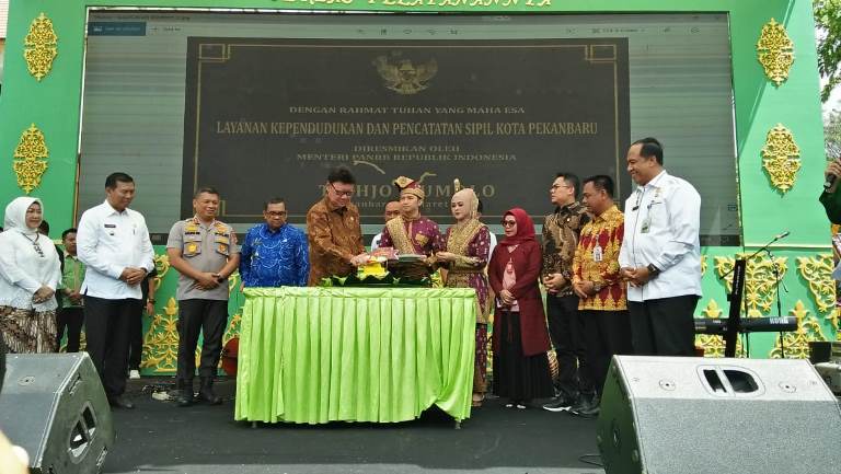 http://gaungriau.com/gambar/foto/1226274567.jpg